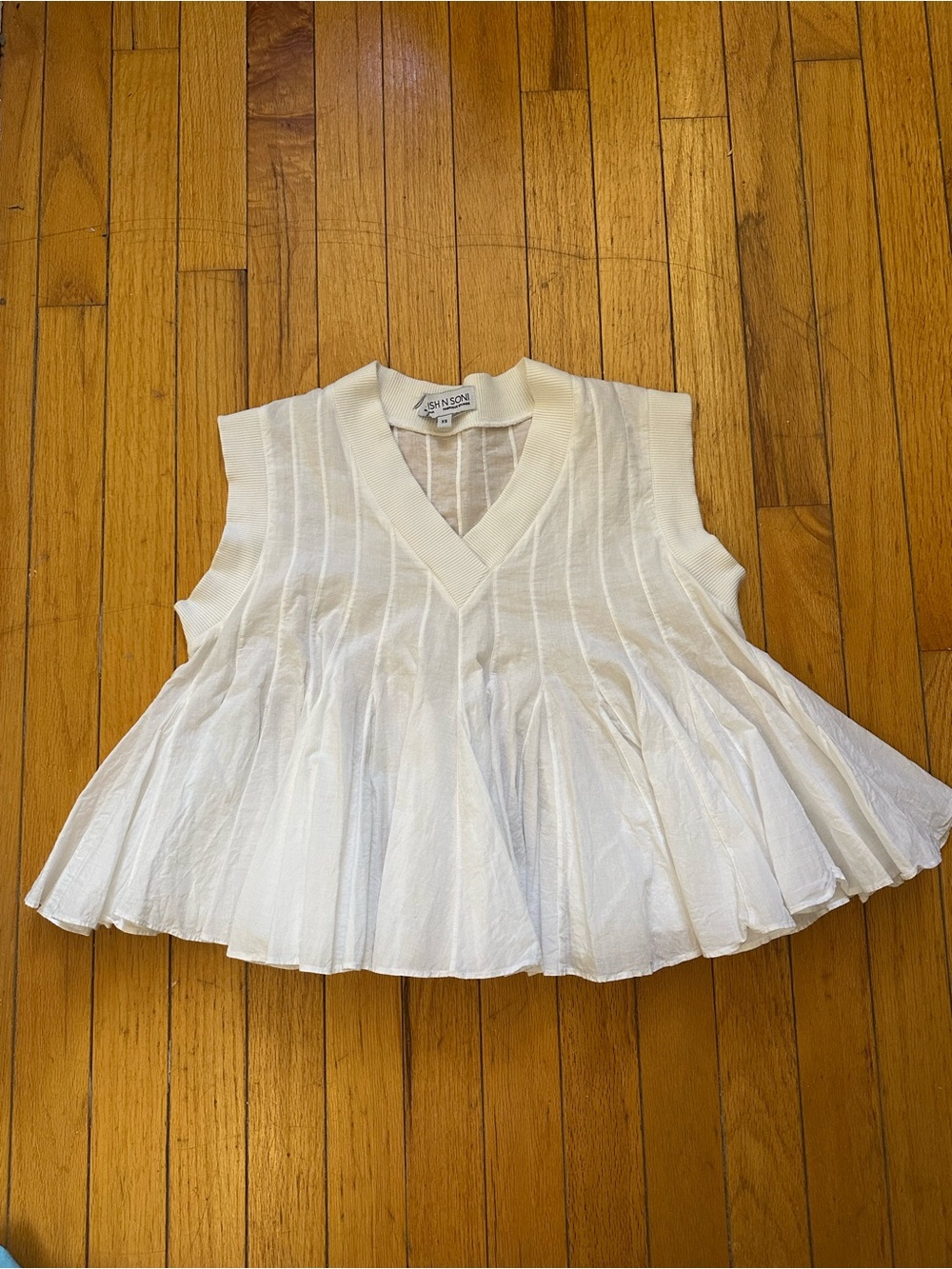 J. McLaughlin White Sleeveless Pleated V-Neck Top